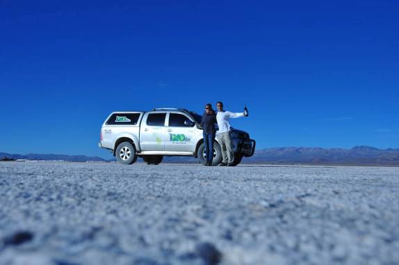 Caminhando sobre o sal em salinas Grandes, no norte da Argentina